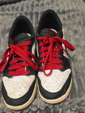 Black and White Nike Sneakers with Red Laces